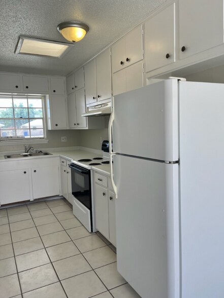 Building Photo - 8631 Mettler Dr
