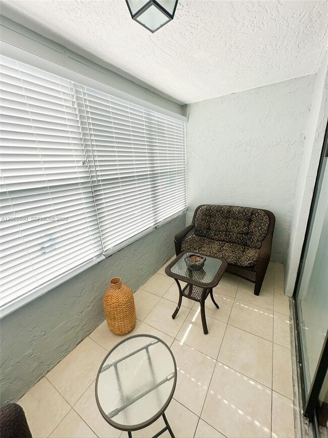 Building Photo - 2860 Somerset Dr