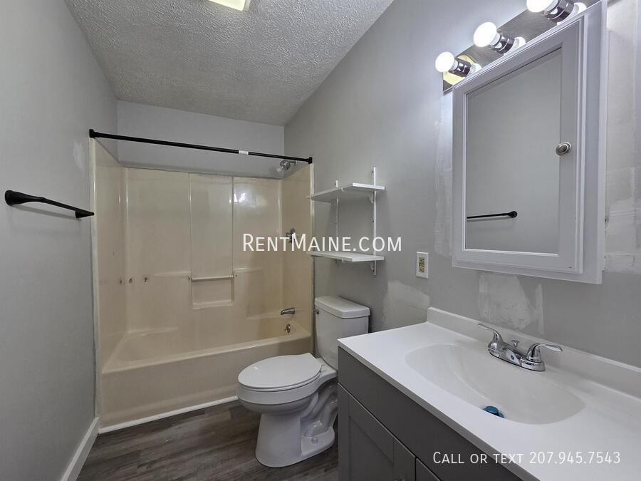 Building Photo - 8 Hillside Ln