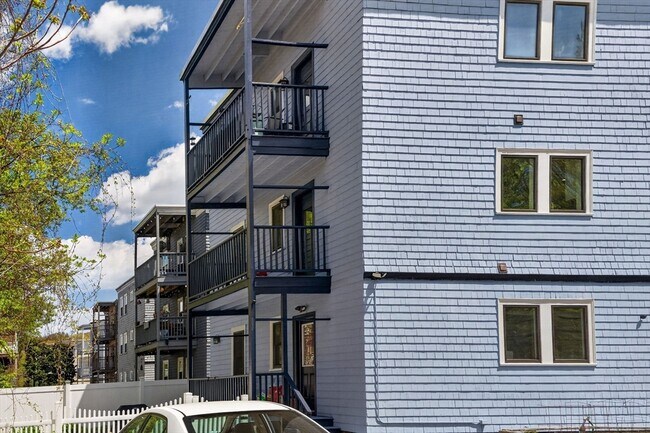 Building Photo - 319 Forest Hills St