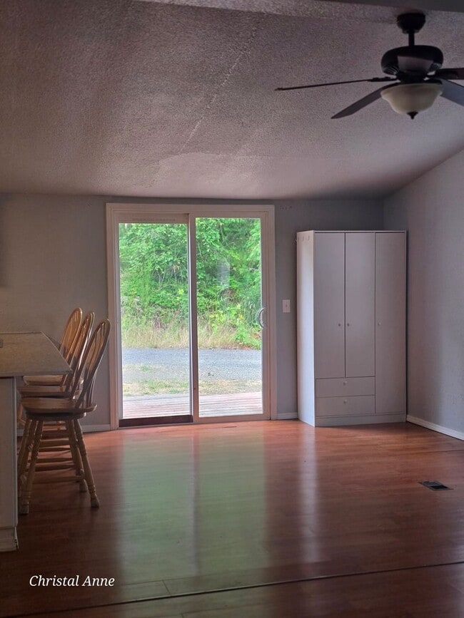 Building Photo - 2 bedroom outside of town!