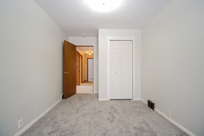 Building Photo - Inviting 3-Bedroom Bedford Home with Spacious Interiors