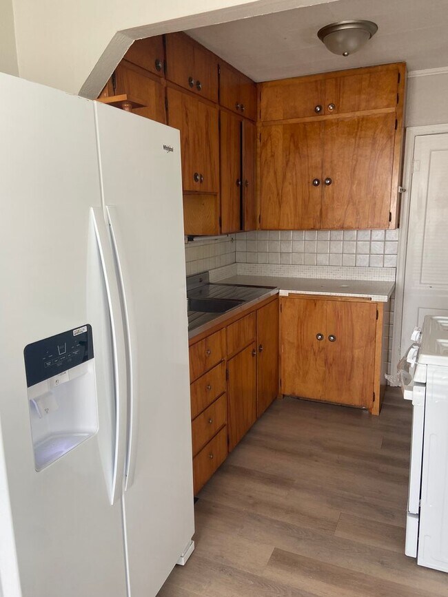 Building Photo - MOVE IN SPECIAL! 3 Bedroom Home with Huge Detached Garage!