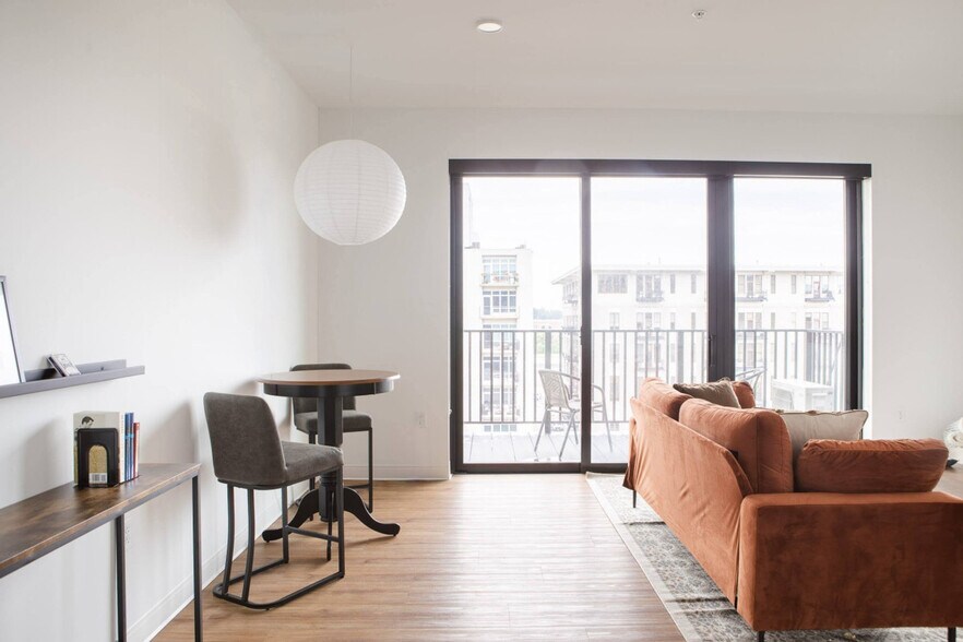 Building Photo - 1237 N Van Buren St