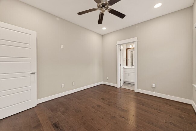 Building Photo - 2010 St Charles St