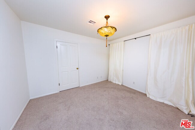 Building Photo - 1290 Sunset Plaza Dr
