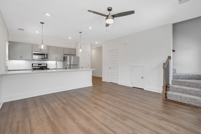 Building Photo - Split plan with bonus office/hobby room!