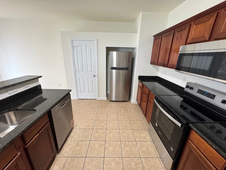 Building Photo - 6718 Sequoia Hills Dr