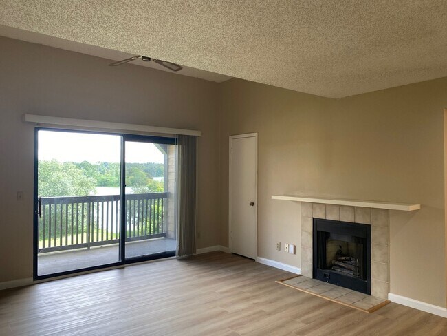Building Photo - MOVE-IN SPECIAL!!!Charming 1-Bedroom Condo...
