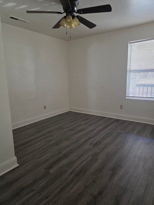 Building Photo - Little home with laundry room