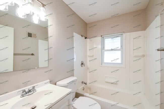Building Photo - 9818 Iveland Dr