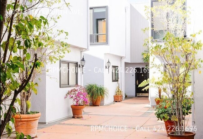 Building Photo - 10933 Wellworth Ave