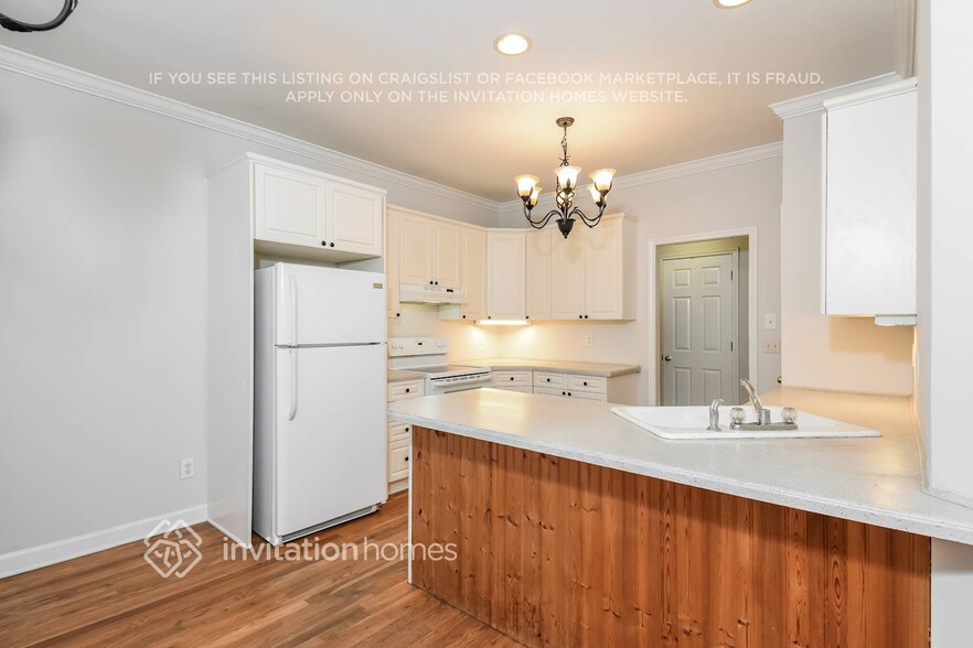 Building Photo - 2196 Woodbriar Dr