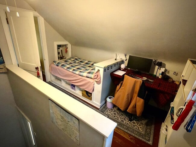 Building Photo - 8/1 Fantastic Location. Fenced Yard. 4 bed 2 bath. Porch. Hardwood. Close to CMU