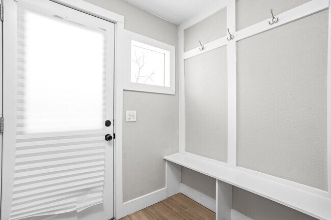 Building Photo - 325 N Bancroft St