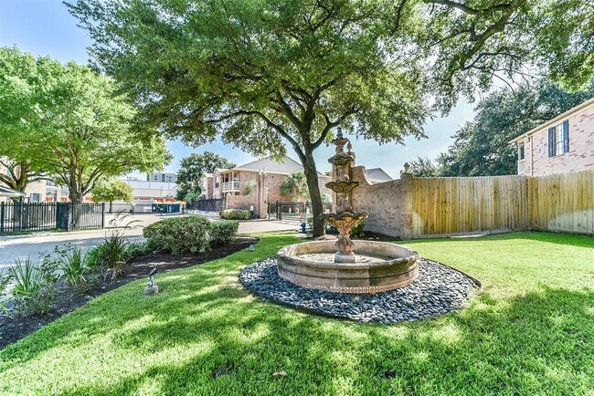 Building Photo - 2255 Braeswood Park Dr