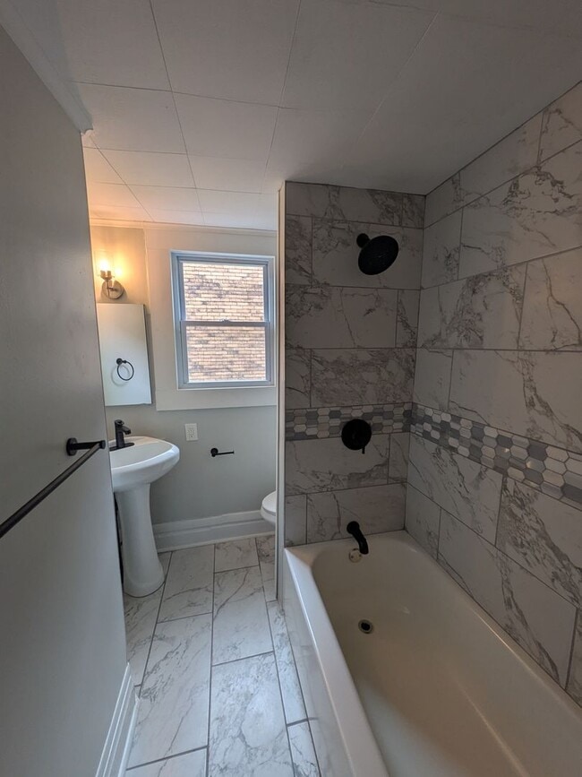 Building Photo - Beautifully renovated 3 bedroom home in Sw...