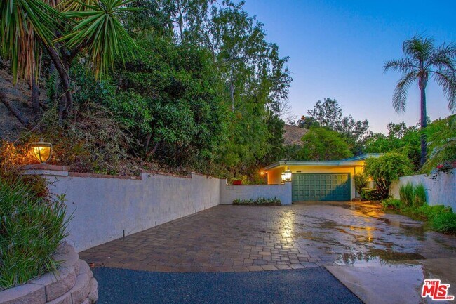 Building Photo - 10216 Cielo Dr