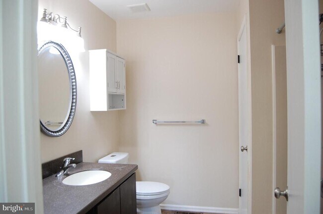 Building Photo - 131 Red Haven Dr