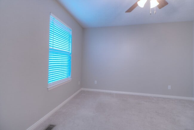 Building Photo - Pet Friendly! Cute 2 Bedroom 1.5 Bath in Midway!!