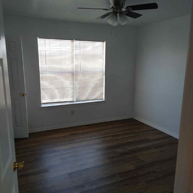 Building Photo - 105 Valley Cir