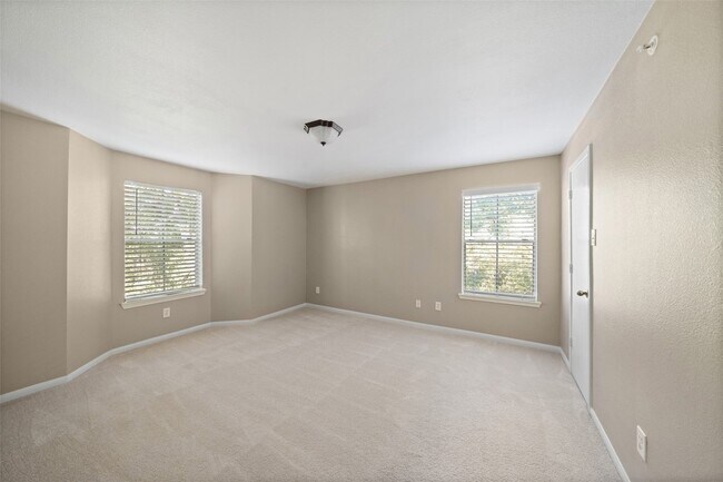 Building Photo - 8051 Bay Branch Dr