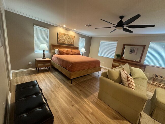 Building Photo - ** 3/2.5 Private Oasis Furnished or Unfurn...