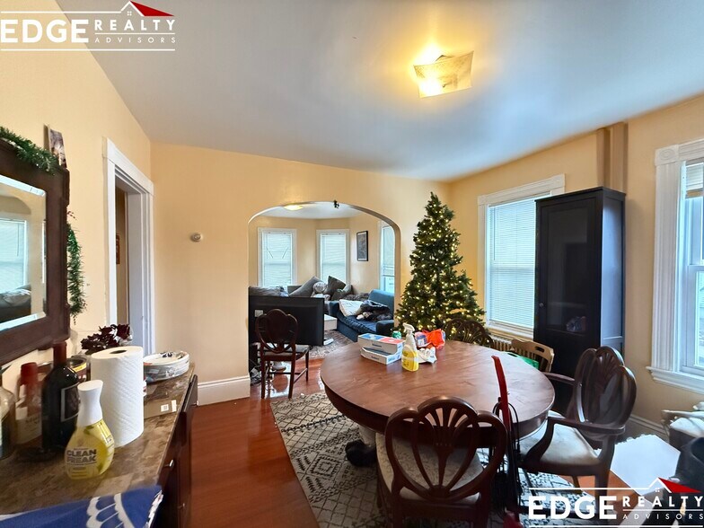 Building Photo - 223 Parsons St