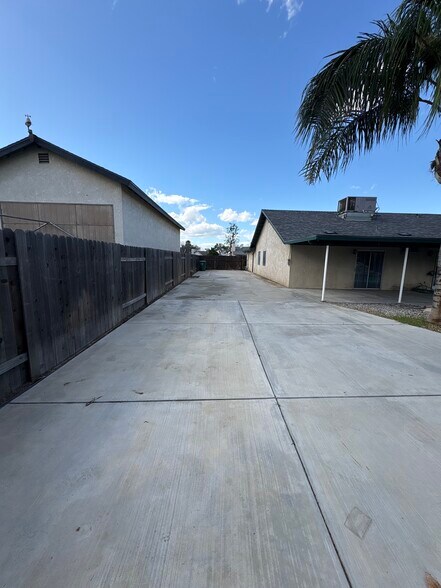 Building Photo - 3800 Collier St