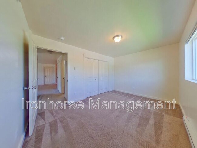 Building Photo - 807 W Villard St