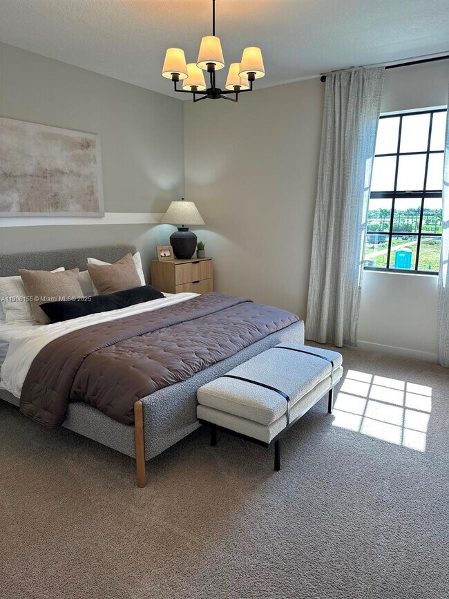 Building Photo - 814 SW 11th Wy