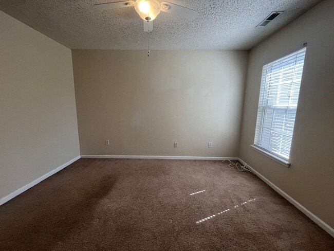 Building Photo - End Unit Townhouse, 3 Bed, 3 Bath