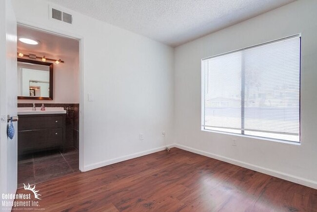 Building Photo - Stylish Top-Floor 1Bdm 1Ba Condo in the No...