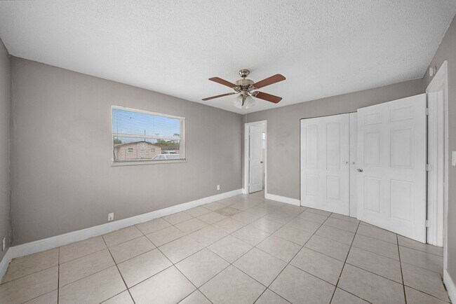 Building Photo - 5458-5460 5th Ave