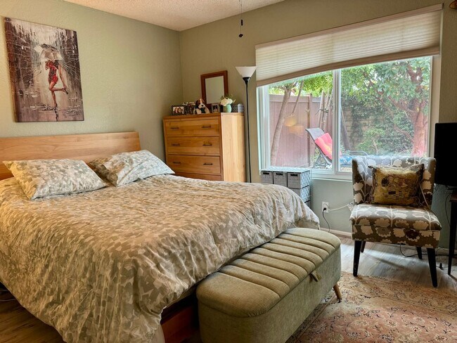 Building Photo - Nicely updated, one story Mission Oaks Home in Camarillo