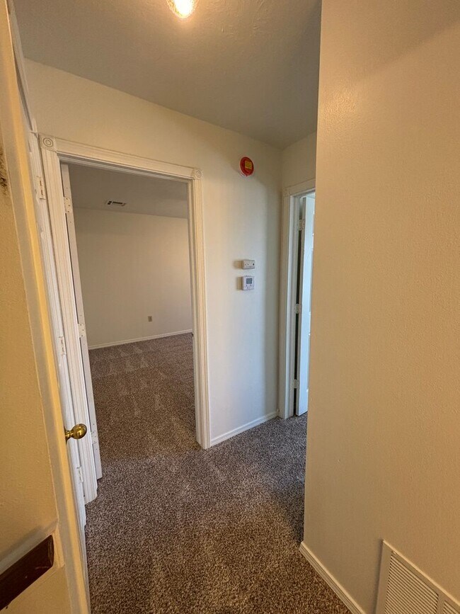 Building Photo - 3br 2.5ba on Surrey Hills Golf Course!!