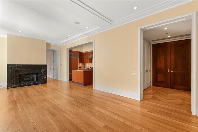 Building Photo - 159 E Walton Pl