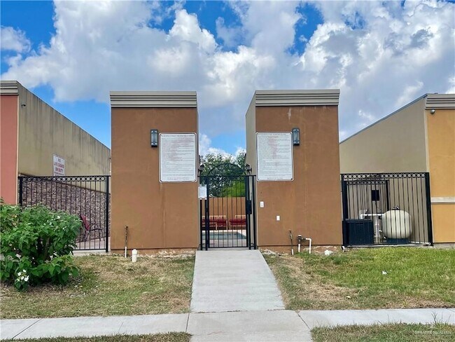 Building Photo - 3152 Regal Dr