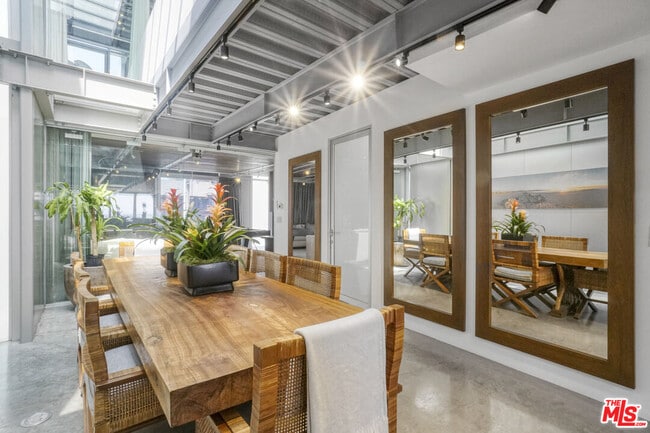Building Photo - 2911 Ocean Front Walk