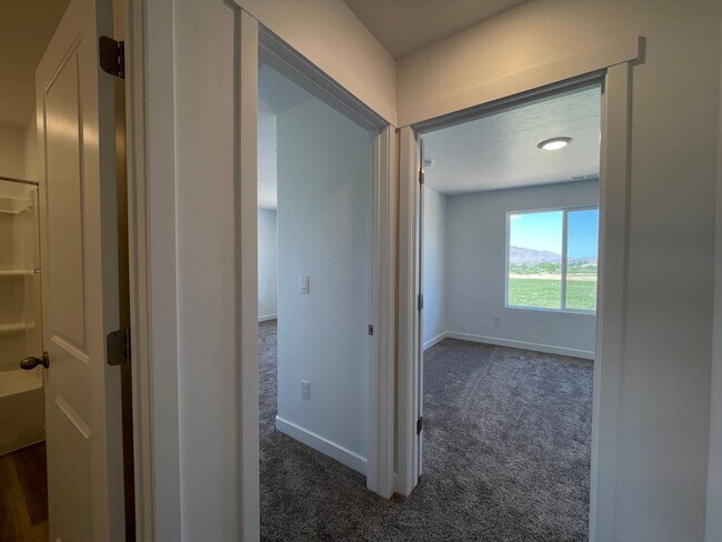 Building Photo - 3-Bedroom Townhome in Santaquin!