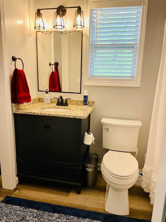 Building Photo - 233 Lakeview Cir