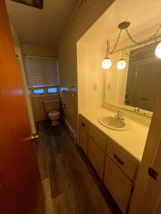 Building Photo - Spacious 3 Bedroom Home Available Septembe...