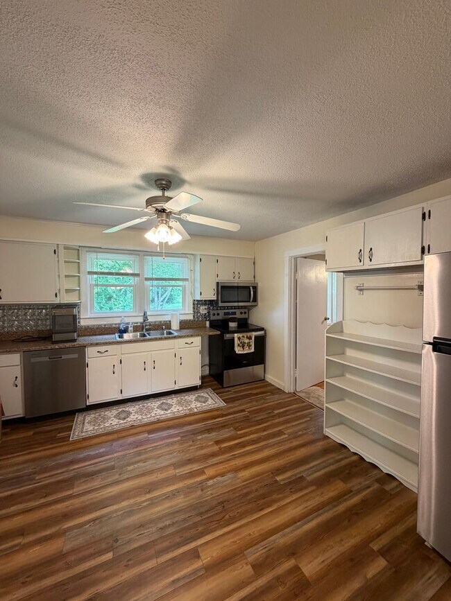 Building Photo - Charming Remodeled Farmhouse with Large Yard in Convenient Kingsport Location