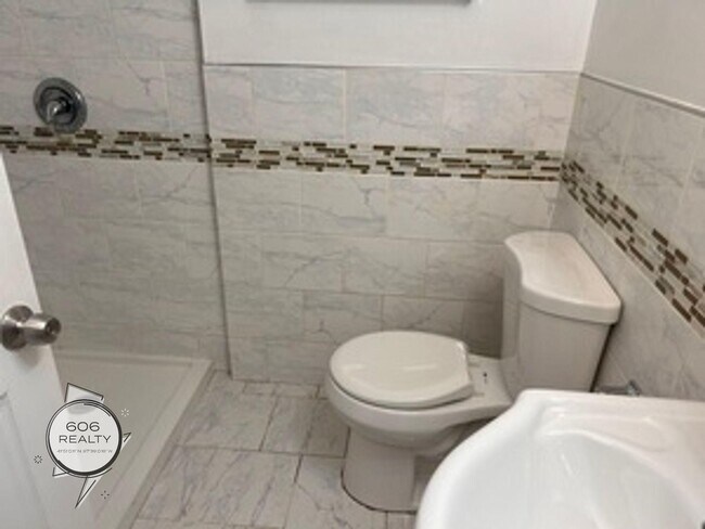 Building Photo - Rehabbed Units in Cicero! SPECIAL OFFER!