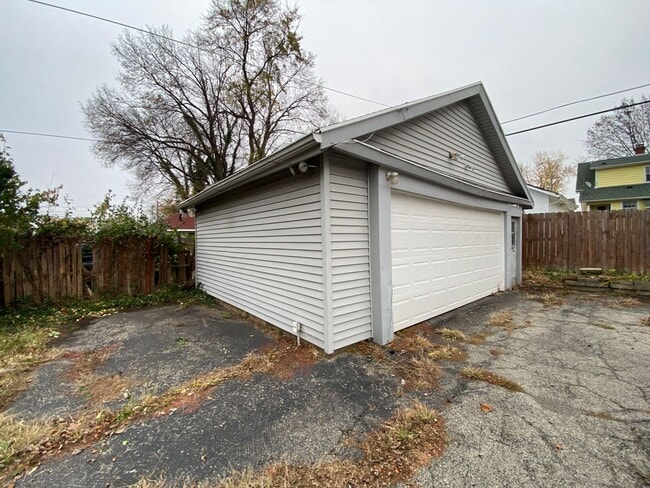 Building Photo - Spacious 3 Bed 2 bath Home