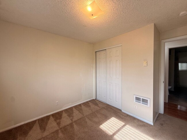 Building Photo - 1593 Skyline Way S