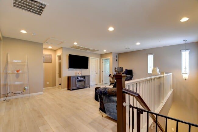 Building Photo - 4 bedroom home