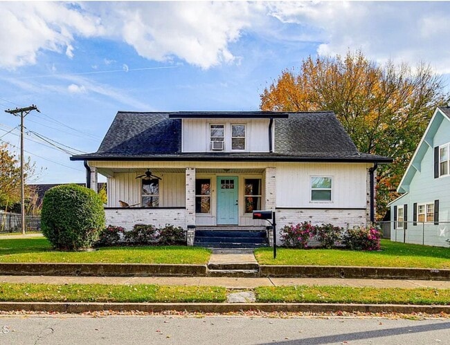 Building Photo - 909 Poplar St