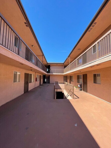 Building Photo - 221 W Elm Ave
