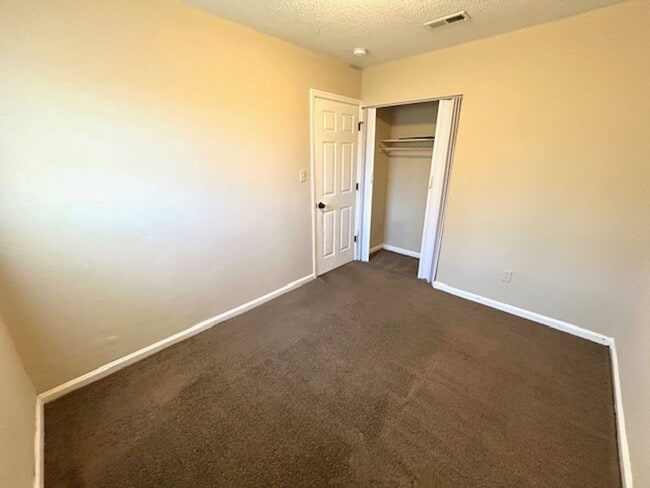 Building Photo - THREE BEDROOM HOME - CLOSE TO ALABAMA A&M